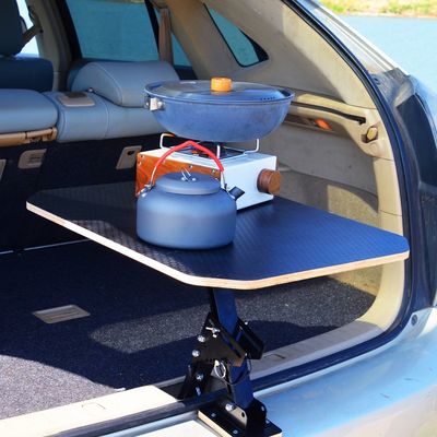 Houten rugleuning voor de achterbank van het interieur van de auto, opvouwbare achterbanktafel met draaitafel
