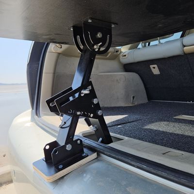 Houten rugleuning voor de achterbank van het interieur van de auto, opvouwbare achterbanktafel met draaitafel